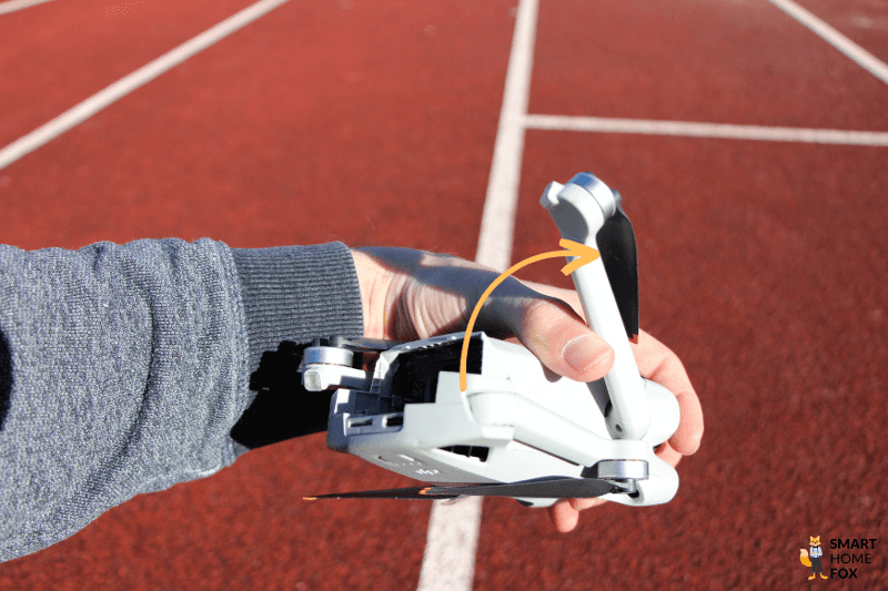 Der vordere Rotorarm der DJI Mini 3 Pro wird nach unten herausgeklappt.